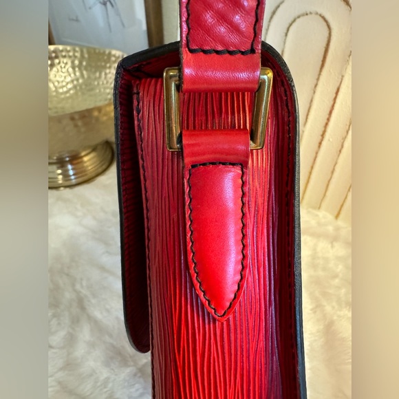 Louis Vuitton Epi Saint Cloud Shoulder bag/ Crossbody. Red - Picture 5 of 12